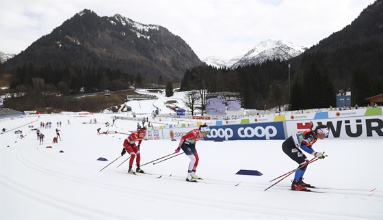 Kateřina Razýmová vede závod štafet běžkyň na lyžích na mistrovství světa v...