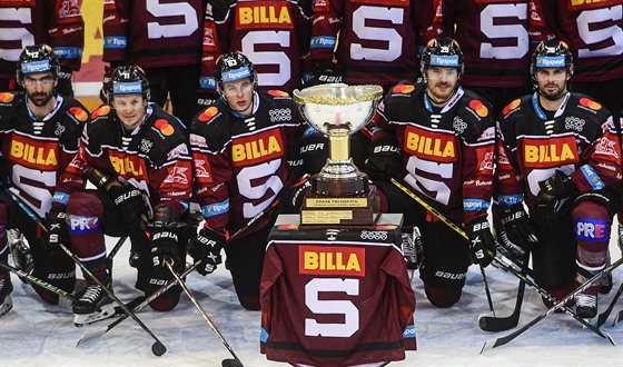 Hokejisté Sparty s Prezidentským pohárem pro vítěze základní části extraligy.