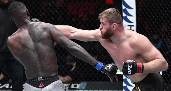 Polský MMA zápasník Jan Blachowicz bojuje s Israelem Adesanyou z Nigérie o...