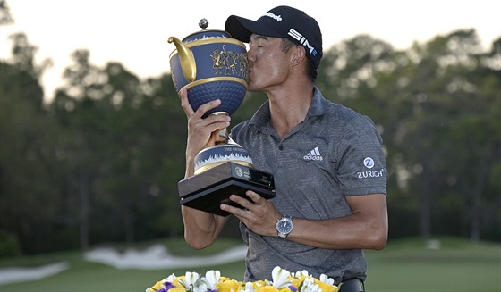 Golfista Collin Morikawa s trofejí pro vítze turnaje v Bradentonu.