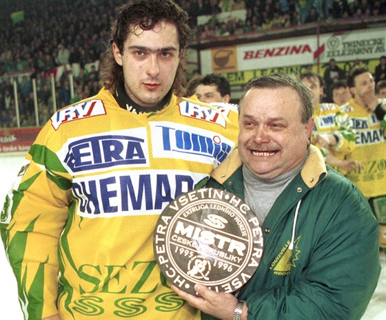 Horst Valášek (vpravo) a Roman Čechmánek po zisku titulu v roce 1996.