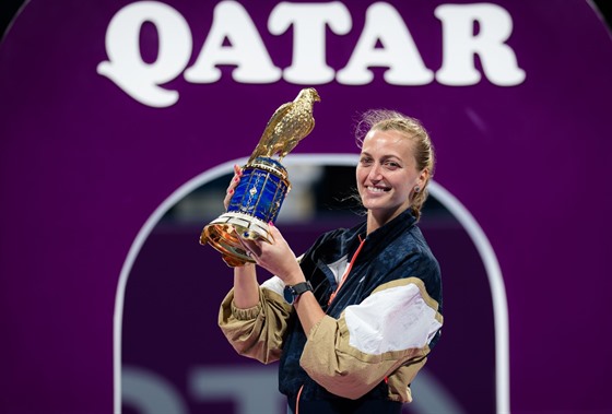 Petra Kvitová s trofejí pro vítzku turnaje v Dauhá.