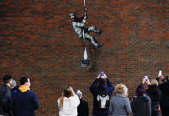 Banksyho „prchající vězeň“ na zdi věznice v Readingu