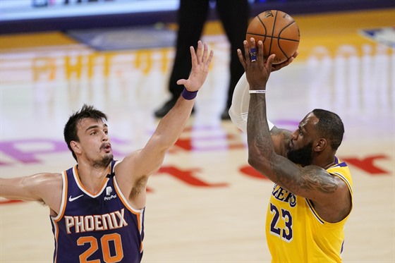LeBron James (vpravo) z LA Lakers střílí přes Daria Šariče na koš Phoenixu.