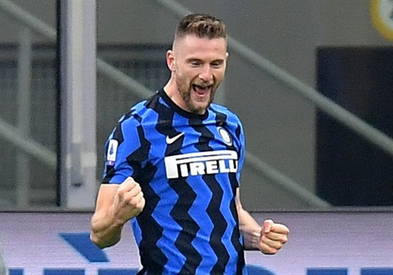 Milan Škriniar z Interu Milán se raduje z gólu.