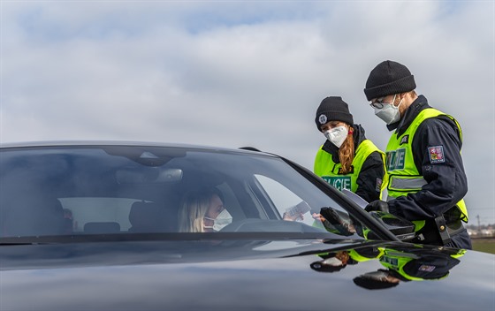 Policisté u Trotiny na Královéhradecku kontrolují idie, zda mají platné...