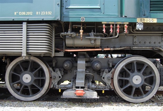 Uspodn nprav lokomotiv bylo 2Do 1. To znamen, oton podvozek se dvma...