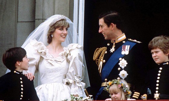 Princezna Diana a princ Charles ve svatební den na balkonu Buckinghamského...