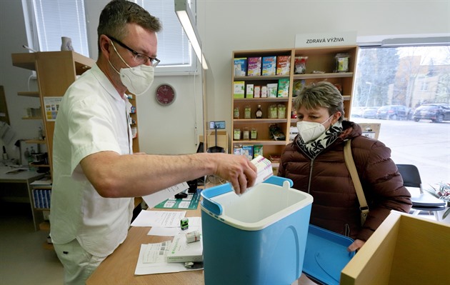 Povinným respirátorům není konec. Nařídit je může cedule v čekárně