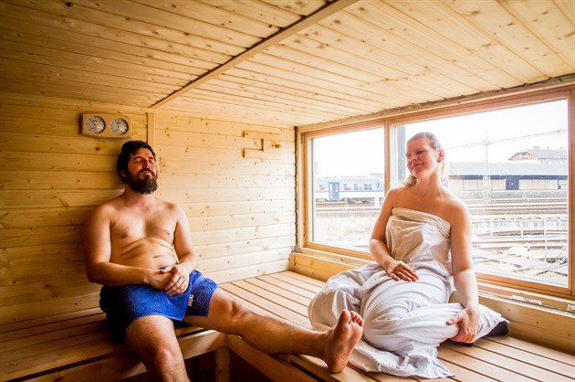 Nadšenci na nádraží postavili saunový vagon. Na začátku improvizovali