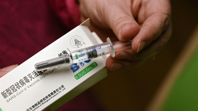 Přijďte si pro třetí dávku. Čínská vakcína v SAE u některých málo účinkuje