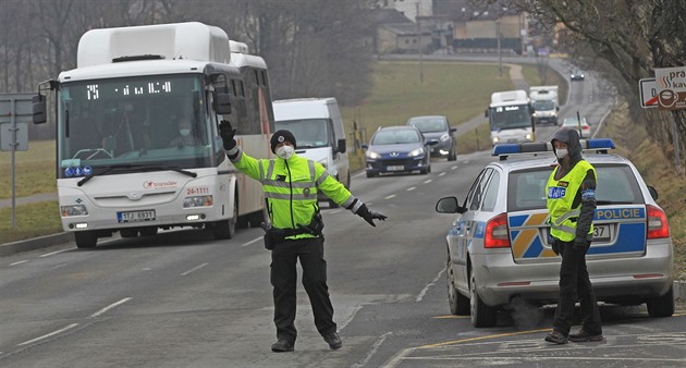 Policejní kontrola meziokresních pejezd na silnici mezi Dhylovem na Opavsku...