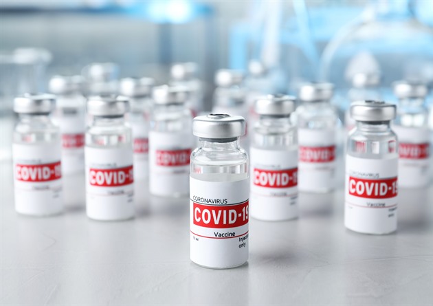 Čtvrt milionu vakcín uvázlo v Česku na slepé koleji. Kde jsou?