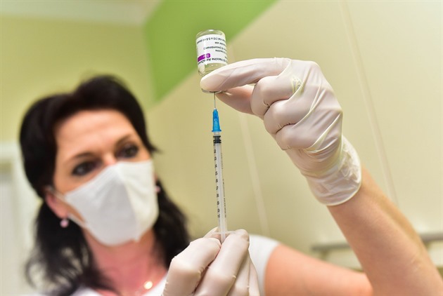 V neděli přibylo 2 373 nakažených, zdravotníci naočkovali 8 077 lidí