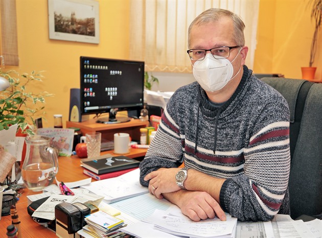 Tomá Fexa, editel Oblastní charity Ostrov, u svého pracovního stolu.
