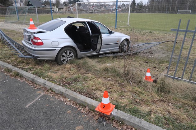 Opilý idi nezvládl smyk, pejel betonový obrubník a pední ástí automobilu...