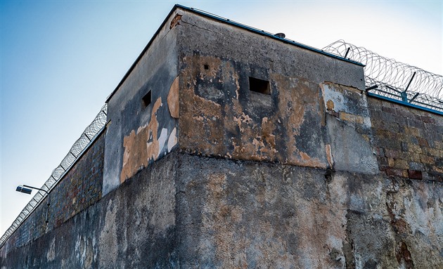 Odsouzený za vraždu překonal plot i zeď vězení ve Valdicích. Padly výstřely