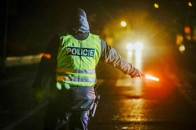 Policejní hlídka kontroluje dodrování naízení omezení pohybu mezi okresy. Na...