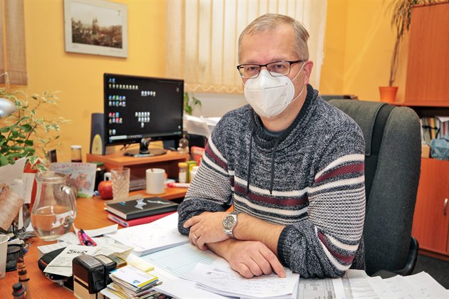 Tomá Fexa, editel Oblastní charity Ostrov, u svého pracovního stolu.
