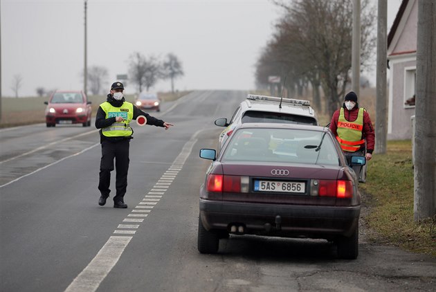 Dnením dnem zaaly policejní kontroly mezi okresy. Snímek je z Ejpovic u...