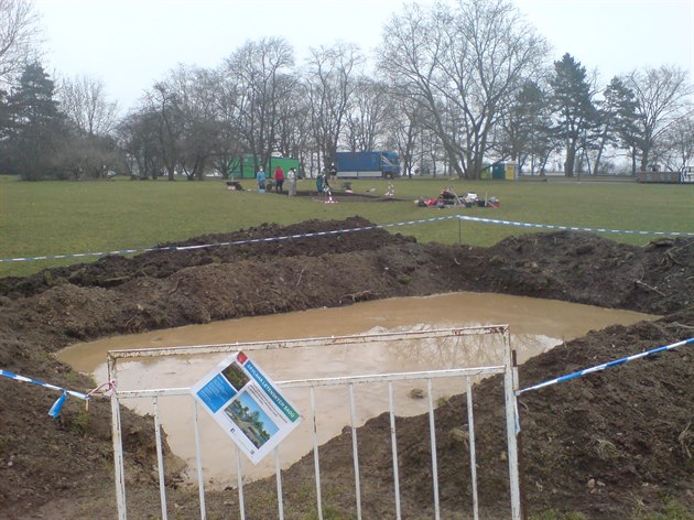 V Letenských sadech u Hanavského pavilonu se bude budovat rybník o rozloze kolem 0,70 ha, uprosted s ostrvkem a pístupovým mostem. Provádí se zde archeologický výzkum místa, kde byla v 50. letech minulého století ubikace pro PTP (pomocné technické p