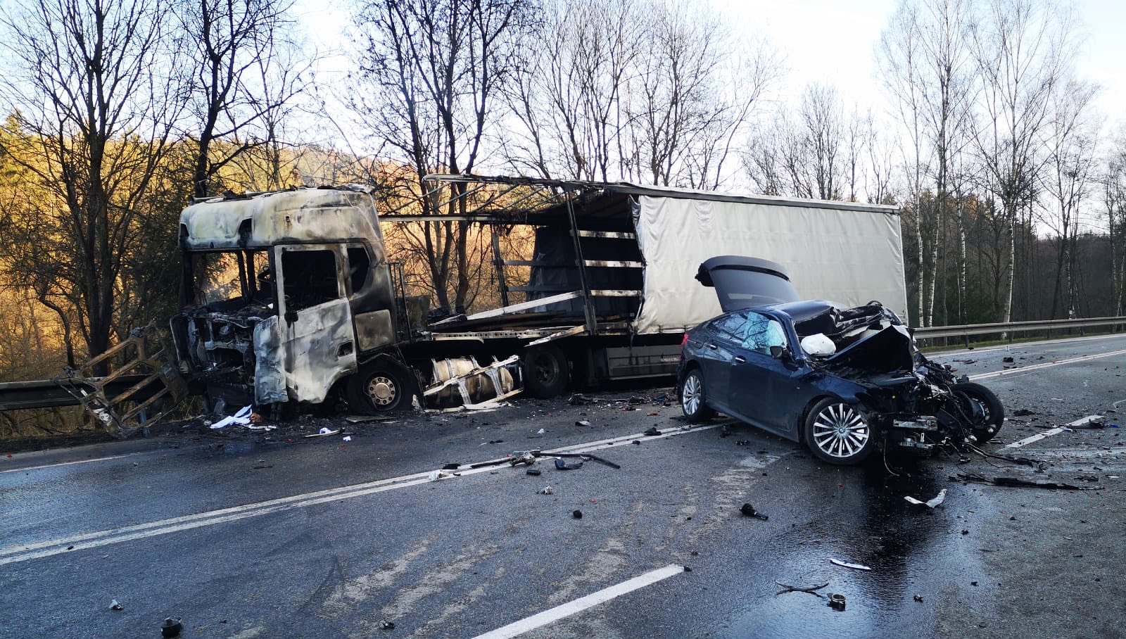 Kamion vzplál po střetu s autem u Votic. Silnice byla zavřená, řidič zemřel  - iDNES.cz