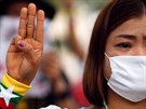 Bangkok. Vigilie za zabité pi protestech proti vojenskému pui v Barm (4....