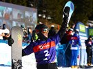 Dmitrij Loginov oslavuje triumf v paralelním obím slalomu na mistrovství svta.
