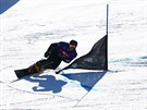 Dmitrij Loginov na trati paralelního obím slalomu na mistrovství svta.