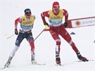 Rus Alexandr Bolunov (vpravo) a Johannes Klaebo z Norska ve finii tafet na...