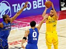 Utkání hvzd NBA: zakonuje Stephen Curry, brání dvojice Kawhi Leonard (vlevo)...