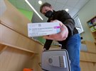 Praktití lékai s chladicími boxy si vyzvedávají vakcínu AstraZeneca v chebské...
