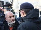Policie zadruje jednoho z úastník demonstrace na Václavském námstí v Praze....