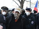 Policie zadruje jednoho z úastník demonstrace na Václavském námstí v Praze....