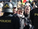 Policie dohlíí na demonstraci na Václavském námstí v Praze. (7. bezna 2021)