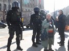 Policie dohlíí na demonstraci na Václavském námstí v Praze. (7. bezna 2021)