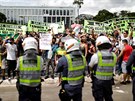 Lidé v hlavném mst Brazílie protestují proti koronavirové uzáve. (1. bezna...