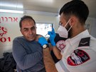 Palestinec dostává v Jeruzalém vakcínu Pfizer proti koronaviru. (22. února...