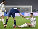 Cristiano Ronaldo (Juventus) pijímá pomocnou ruku od Mateuse Uribeho z Porta.