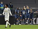 Fotbalisté Porta se radují z úvodního gólu na hiti Juventusu, který dal...