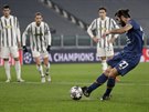 Sergio Oliveira (Porto) zahrává pokutový kop v utkání s Juventusem.