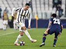 Cristiano Ronaldo z Juventusu ukazuje svou vytíbenou techniku v utkání s...