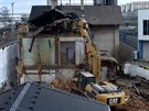 Sprva eleznic zahjila dlouho oekvanou demolici vpravn budovy, kter u...