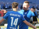 Christoph Baumgartner z Hoffenheimu slaví svj gól s Pavlem Kadeábkem, který...