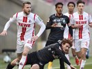 Joshua Sargent z Werderu Brémy padá v utkání proti Kolínu. Vzadu pihlíí jeho...