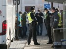 Policisté kontrolují cestující, kteí se chystají jet autobusem z Kralovic na...
