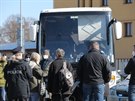 Policisté kontrolují cestující, kteí se chystají jet autobusem z Kralovic na...