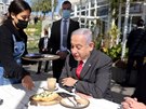 Servírka obsluhuje izraelského premiéra Benjamina Netanjahua. Izrael zmírnil...