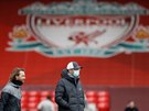 Trenér Jürgen Klopp sleduje rozcviku fotbalist Liverpoolu ped zápasem s...