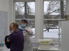Zdravotnice okuje mue vakcínou Sputnik V v ruské obci Veli. (25. února 2021)